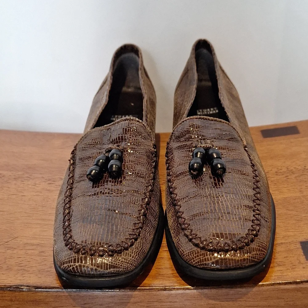 Stuart Weitzman brown faux alligator loafers with tassels size 6.5AA